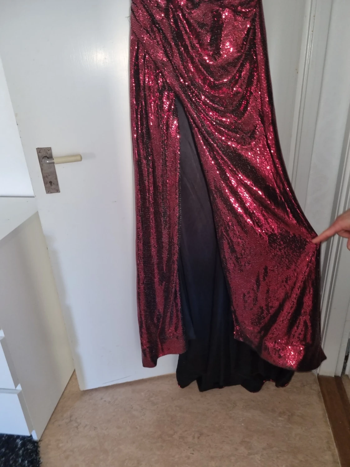 Vinröd glittrig långklänning - 2