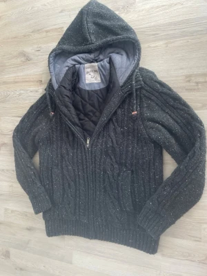 Fodrad stickad cardigan - Otroligt snygg marinblå fodrad stickad cardigan med fint mönster. Passar perfekt till kallare väder. Priset kan såklart diskuteras! (Endast lite nopprig)