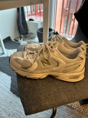 New Balance 530 sneakers - Säljer ett par New Balance 530 sneakers. Använda fåtalet gånger därav fint skick. Storlek 42.