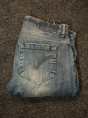 Dondup George  - Säljer dessa riktigt snygga Dondup George jeans med sjukt schyssta slitningar. Bra skick men tecken på användning, storlek W31. Tveka inte på att kontakta om fler bilder eller andra funderingar // CS☺️