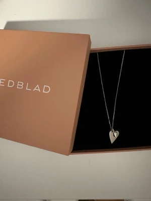 Silverhalsband Edblad - Snyggt halsband från Edblad i silver  med ett  hjärthänge. Helt nytt.