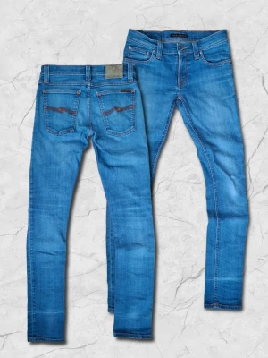 Nudie Jeans  - Säljer ett par riktigt feta Nudie Jeans. Jeansen är ljusblå med orangea sömmar och broderi på bakfickorna. Jeansen har (fades) - och en washad look samt är slimfit. Storlek W-26 och L-32. Plagget har någon enstaka liten fläck som knappt är märkbar(se sista bild). Vid fler frågor skriv gärna i DM😁, Pris kan diskuteras vid snabb affär!🙌
