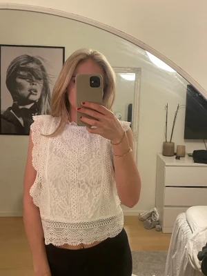 Spets blus - Spets topp/blus, aldrig använd. 