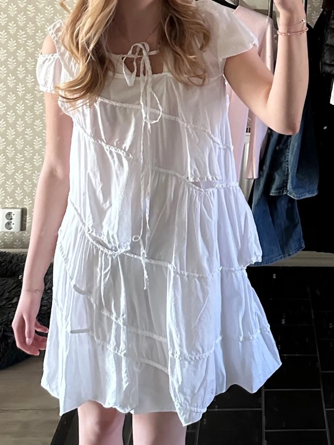 Vit sommarklänning med volanger