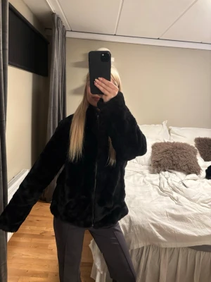 Svart pälsjacka  - Svart pälsjacka i storlek M 🩷