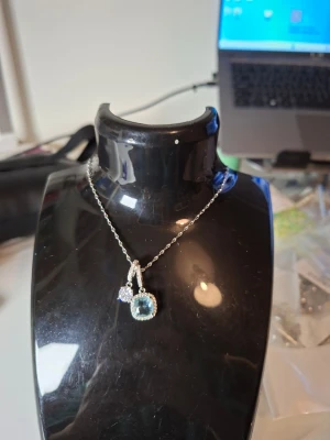 Silverhalsband med blå sten och kristall - Överge samlingen, utförsäljning till låga priser