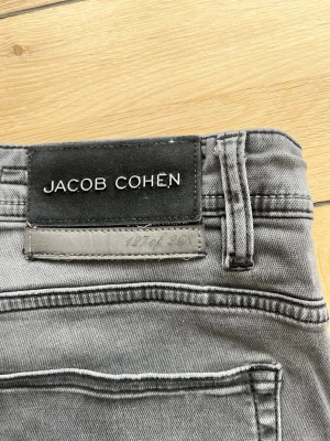 Grå jeans från Jacob Cohën - Snygga grå limited edition jeans från Jacob Cohën. Dom är i bra skick 8/10! Nypris: 9500 mitt pris 599!