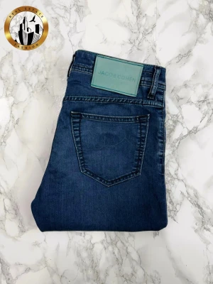 Jacob Cohën 30 - Mörkblå Jacob Cohën Bard jeans i storlek W30 i mycket bra skick. Tveka inte på att höra av dig för fler bilder eller vid minsta fundering! Självklart äkta. Skick: 9/10 | Mått A: 40cm | Mått B: 97cm | Mått C: 75,5cm