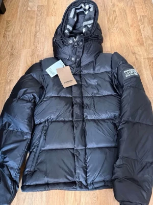 Svart pufferjacka från Burberry - Inga skador och pris kan diskuteras.