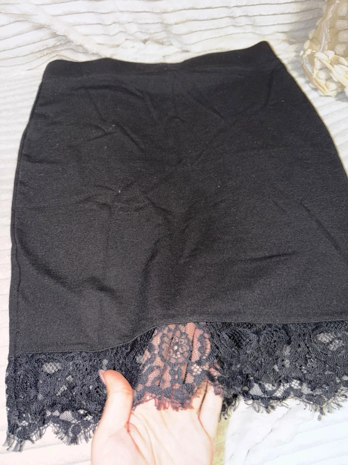 Svart kortkjol med spetskant