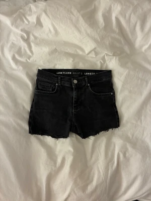 Shorts  - Superfina shorts som du kan klippa till och sy så de kan bli ännu snyggare! Passa på då det är fri frakt 💌