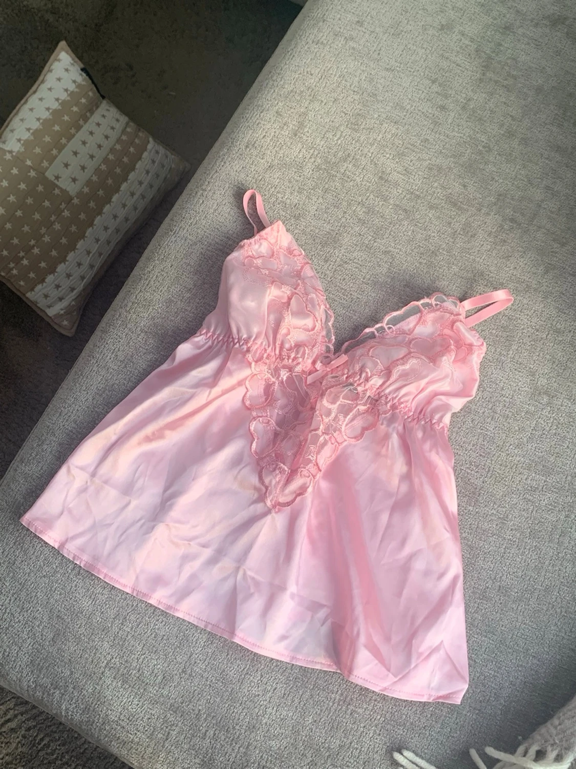 Rosa satinlinne med spets