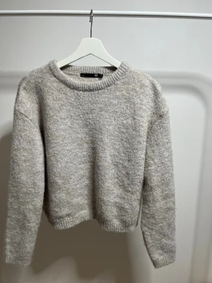 Beige stickad tröja från lager 157 - Stickad tröja från lager 157 i färgen light beige, använd 1 gång