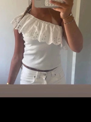 Vit offshoulder topp med volang - Snygg vit offshoulder topp med stor volang och broderade detaljer. Perfekt till sommaren😇