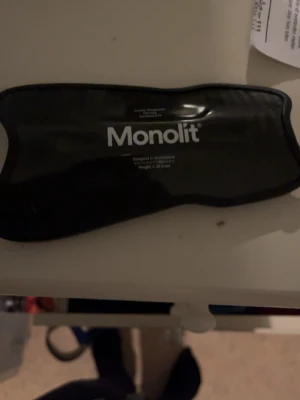 Monolit svart benskydd - Säljer en svart plånbok från Monolit i kolfiber-look. Slimmad och lätt design med plats för kort, perfekt för dig som vill ha en stilren och modern accessoar. Plånboken har en minimalistisk form och väger endast 30 gram. Och jag tappade bort ena av dom så jag säljer bara ett benskydd. Båda var köpt för 800kr. Men tappade bort en som sagt så säljer bara ett benskydd. För billigt pris 