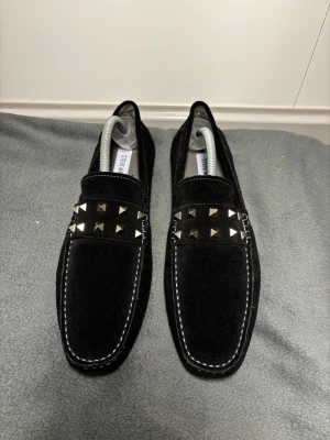 Exklusiva Mockasiner Storlek 44 - Tja, säljer ett par fina och exklusiva mockasiner från Steve Madden. Storlek 44. Skick 10/10, aldrig använda. Nypris runt 3000, mitt pris 499 men kan diskuteras! Fraktas samma dag. Hör av dig vid frågor o funderingar!