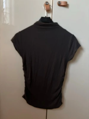 Grå topp med kort ärm - Perfekt topp till våren!