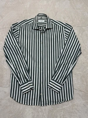 John Henric skjorta - Grön/vit randig skjorta från John Henric, till bra skick