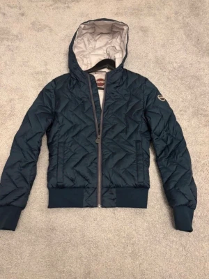 Colmar jacka - Säljer denna då den tyvärr var för liten på mig! Köpt på plick❤️‍🔥 Galet snygg till våren