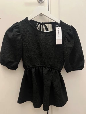Svart topp med öppen rygg  - Helt ny svart topp med öppen rygg och knytning från Gina Tricot ❤️ge prisförslag! 