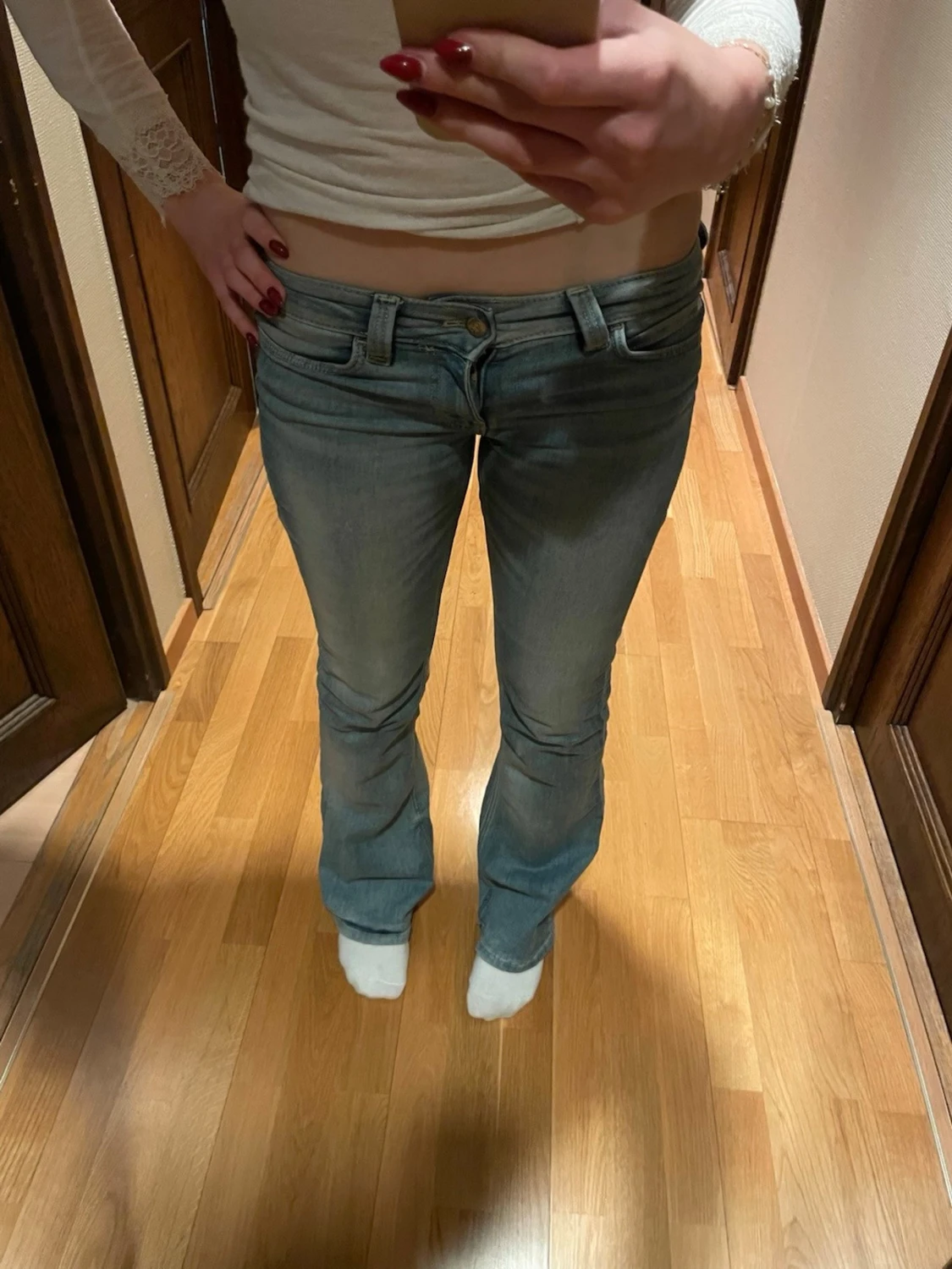 Ljusblå bootcut jeans med låg midja
