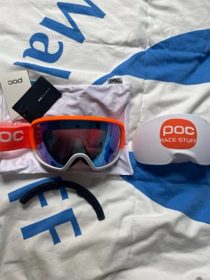 Poc fovea clarity comp skidglasögon - POC Fovea Clarity Comp är ett par högpresterande skidglasögon för dig som vill se varje detalj i backen. De avancerade Clarity Comp-linserna ger skarpare kontrast och bättre djupseende, vilket gör det lättare att läsa av underlaget i både sol och platt ljus. Med brett synfält, effektiv anti-imbehandling och bekväm passform sitter de stabilt hela dagen.  Skidglasögonen är helt nya och dem har ett ny pris på runt 2000, men även att den extralinsen kostar runt 800 nytt. 