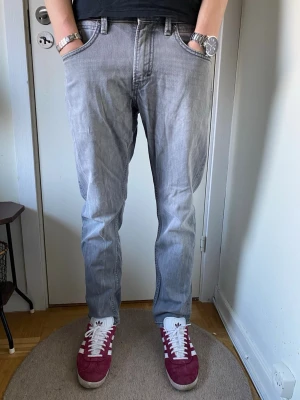 Ljugrå raka Angelo Litrico jeans - Säljer ett par ljusgrå jeans med rak passform och klassisk femficksdesign. Jeansen har normal midja och är tillverkade i denim. Perfekta för en avslappnad och stilren look. De är bra skick och har inga fläckar eller hål. 32/30 i storlek. 