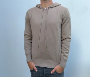 Kashmir/Merino hoodie - Beige Kashmir/Merino hoodie! Storlek M! Modellen är 181cm lång! Endast testad, därför toppskick, inga defekter alls! Hör av dig vid frågor!🌟