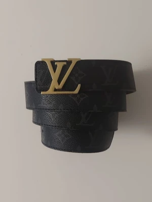 L bälte svart - Helt nytt svart bälte. Aldrig använt, i perfekt skick. Längd: 120 cm. Klassisk design, se bilder för detaljer.