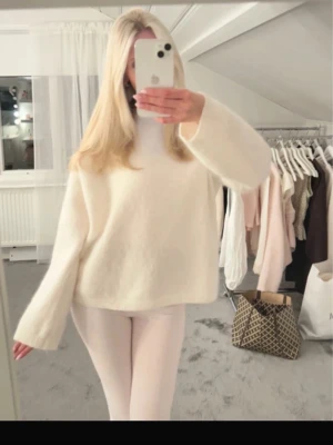 Vit mohairtröja  - Supermjuk och fluffig vit tröja från BikBok i mohair- och ullblandning. Bilderna är lånade men samma tröja som säljs.