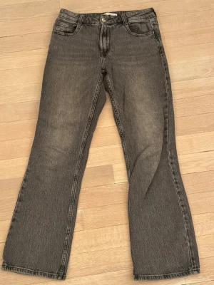 Gråa korta bootcut jeans  - Gråa korta bootcut jeans med snygg tvätt. Fina till våren 🌻