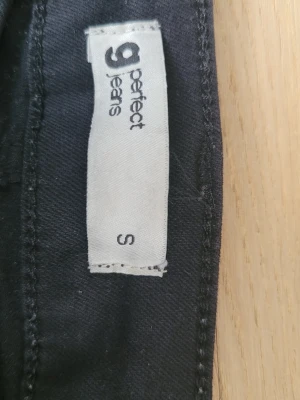 Svarta skinny jeans från g perfect - Säljer ett par svarta skinny jeans från g perfect. Jeansen har en smal passform och är tillverkade i ett stretchigt material som sitter snyggt. Perfekta till sneakers eller boots och enkla att matcha med olika stilar.