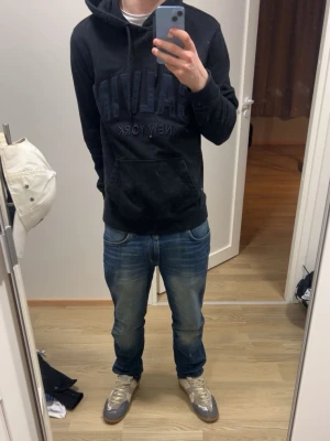 Vintage Calvin Klein hoodie - Vintage hoodie från Calvin Klein med stor logga 'CALVIN NEW YORK' på bröstet. Tillverkad i mjukt bomullsmaterial, perfekt för en avslappnad stil. 