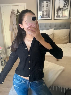 Svart skjorta med knappar  - Säljer en jättefin svart skjorta från Vero Moda då den inte längre kommer till användning 🩷🩷💕