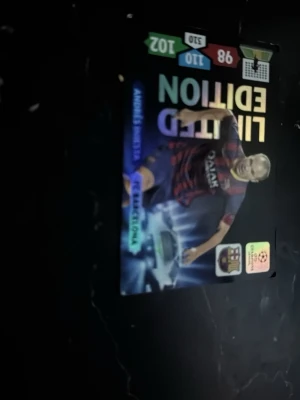 Limited Edition fotbollssamlarbild - Säljer en Limited Edition fotbollssamlarbild med en spelare i Barcelonas matchställ. Kortet har färgstark design med blå och röda toner, samt holografiska detaljer och statistik i hörnet. Perfekt för dig som gillar att samla på fotbollskort. 