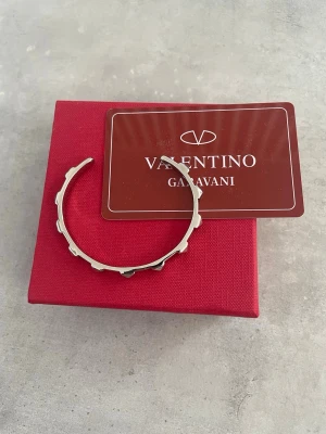 Valentino armband  - Säljer detta jätte unika valentino armband ritkigt snyggt matchar med de andra jag säljer, passar alla hör av er vid funderingar !