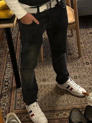 Svarta jeans från Nudie Jeans - Nudie jeans modell grim Tim med en i slimfit, storlek 30/30 och de passar mig som är 180 perfekt! Inga defekter eller liknande och de är i jättebra skick, nudie jeans kommer med en livstid garanti där man kan laga eventuella framtida hål gratis ! Vid smidighet kan priset diskuteras