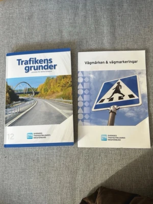Trafikens grunder & Vägmärken böcker - Böcker jag inte längre behöver. Den stora boken har lite slitage annars är de helt nya! Finns sidor att anteckna på i båda böckerna 