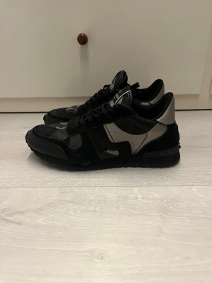 Valnetino rockrunners  - Hej! Säljer dessa valentino rockrunners riktigt fetta till våren. Pris kan diskuteras igen box följer med.