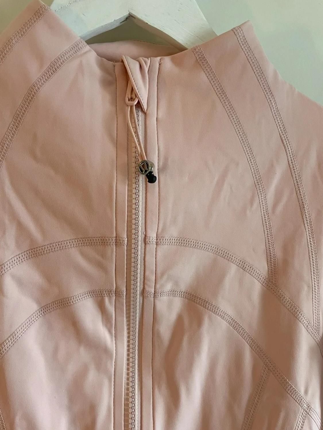 Ljusrosa träningsjacka från Lululemon - 2
