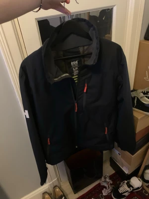 Helly Hansen jacka  - Säljer en sjukt snygg helly Hansen jacka i storlek S ny pris 2000+ och jag säljer för endast 749 men pris kan diskuteras vid snabb affär
