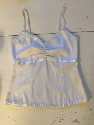 🍒Söt babydoll linnetopp i satin🍒 - 🍒SHINE BRIGHT LIKE A DIAMOND🍒Så snygg babydoll linnetopp i matt satin med smala reglerbara axelband från MQ. Toppen har fina spetsdetaljer, glansiga pärlfärgade band, en smockad rygg och dragkedja i sidan. Missa inte denna! 💎💎💎