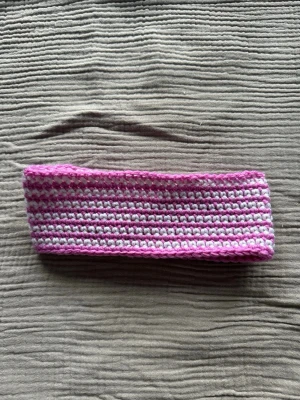 Virkat hårband - Egentillverkat virkat hårband i vitt och rosa garn. Tvättas i max 30 grader