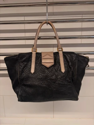 Marc Jacobs jacka  - Marc by Jacob väska. Bra skick, har endast enstaka slitning på sidan. Tillkommer band så man kan ha den rund axeln. 