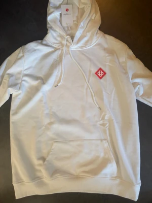 Vit Casablanca hoodie - Säljer en vit casablanca hoodie oanvänd storlek L