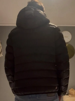 Colmar jacka svart  - Tja säljer en svart colmar jacka perfekt till lite kyligare vädrer. Köpt för 1 år sen helt ny. Säljer den för vill testa nått nytt. Han på bilden ör 178 66 kilo 