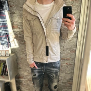J.lindeberg field jacket - Mycket bra skick, små subtila fläckar på ryggen bara men inget som märks tydligt. Tags medföljer inte. Passar dig som är mellan 183-193 ungefär. Nypris  3500kr. Modellen är 185 cm, 75kg. Passar bra nu till våren! Skriv för mer information!🤝