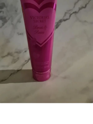 Victoria's Secret lotion Bows & Roses - En lyxig body lotion från Victoria's Secret i doften Bows & Roses. Tuben är metallicrosa med hjärtdetaljer och rymmer 236 ml. Perfekt för dig som vill ha en återfuktande lotion med blommig doft och snygg förpackning att ha i badrumshyllan. Helt ny och oöppnad 