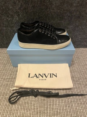 Lanvin skor  - Hej, säljer nu dessa svin snygga lanvin skor. Skorna är i fint skick!  Begränsat antal boxar och dustbag. Hör av dig vid frågor. 