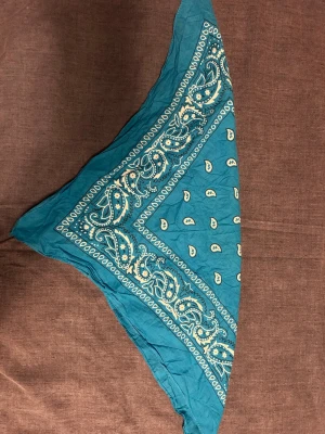 Blå Och Grå Bandana. - Kan köpas separat. 55 för den blå och 85 för den gråa efter som den är aldrig använd och i gott skick medans den blåa är rätt använd och inte lika gott skick. Skriv om ni vill köpa!